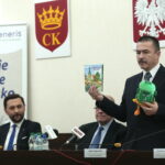 Zmiany w systemie segregowania odpadów. Na zdjęciu: Daniel Krysztofiak - Dyrektor ds. operacyjnych ENERIS Surowce S.A., Czesław Gruszewski - Zastępca Prezydenta miasta Kielce, Adam Rogaliński - Zastępca Dyrektora Wydziału Usług Komunalnych i Zarządzania Środowiskiem / Marzena Mąkosa / Radio Kielce