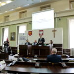 Zmiany w systemie segregowania odpadów. Na zdjęciu : Daniel Krysztofiak - Dyrektor ds. operacyjnych ENERIS Surowce S.A., Czesław Gruszewski - Zastępca Prezydenta miasta Kielce, Adam Rogaliński - Zastępca Dyrektora Wydziału Usług Komunalnych i Zarządzania Środowiskiem, Ewelina Nartowska - Kierownik Referatu Gospodarki Odpadami Komunalnymi Wydziału Usług Komunalnych i Zarządzania Środowiskiem  / Marzena Mąkosa / Radio Kielce