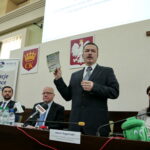 Zmiany w systemie segregowania odpadów. Na zdjęciu: Daniel Krysztofiak - Dyrektor ds. operacyjnych ENERIS Surowce S.A., Czesław Gruszewski - Zastępca Prezydenta miasta Kielce, Adam Rogaliński - Zastępca Dyrektora Wydziału Usług Komunalnych i Zarządzania Środowiskiem, Ewelina Nartowska - Kierownik Referatu Gospodarki Odpadami Komunalnymi Wydziału Usług Komunalnych i Zarządzania Środowiskiem  / Marzena Mąkosa / Radio Kielce