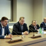 Spotkanie w Starostwie Powiatowym. Na zdjęciu: Michał Godowski - starosta kielecki, Marek Szczepanik - członek Zarządu Województwa Świętokrzyskiego, Edmund Kaczmarek - starosta jędrzejowski, Jerzy Suliga - starosta włoszczowski / Marzena Mąkosa / Radio Kielce