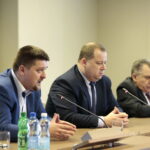 Spotkanie w Starostwie Powiatowym. Na zdjęciu: Michał Godowski - starosta kielecki, Marek Szczepanik - członek Zarządu Województwa Świętokrzyskiego, Edmund Kaczmarek - starosta jędrzejowski / Marzena Mąkosa / Radio Kielce