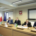 Spotkanie w Starostwie Powiatowym. Na zdjęciu: Michał Godowski - starosta kielecki, Marek Szczepanik - członek Zarządu Województwa Świętokrzyskiego, Edmund Kaczmarek - starosta jędrzejowski, Jerzy Suliga - starosta włoszczowski / Marzena Mąkosa / Radio Kielce