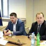 Spotkanie w Starostwie Powiatowym. Na zdjęciu: Michał Godowski - starosta kielecki, Marek Szczepanik - członek Zarządu Województwa Świętokrzyskiego / Marzena Mąkosa / Radio Kielce