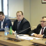 Spotkanie w Starostwie Powiatowym. Na zdjęciu: Michał Godowski - starosta kielecki, Marek Szczepanik - członek Zarządu Województwa Świętokrzyskiego, Edmund Kaczmarek - starosta jędrzejowski / Marzena Mąkosa / Radio Kielce