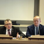 Spotkanie w Starostwie Powiatowym. Na zdjęciu: Edmund Kaczmarek - starosta jędrzejowski, Jerzy Suliga - starosta włoszczowski / Marzena Mąkosa / Radio Kielce