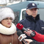 Punkt kontroli autokarów na parkingu przy stadionie piłkarskim przy ulicy Ściegiennego w Kielcach. Na zdjęciu: Agata Wojtyszek - wojewoda świętokrzyski / Marzena Mąkosa / Radio Kielce