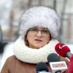 Punkt kontroli autokarów na parkingu przy stadionie piłkarskim przy ulicy Ściegiennego w Kielcach. Na zdjęciu: Agata Wojtyszek - wojewoda świętokrzyski / Marzena Mąkosa / Radio Kielce