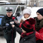 Punkt kontroli autokarów na parkingu przy stadionie piłkarskim przy ulicy Ściegiennego w Kielcach. Waldemar Wiedeński - szef Wojewódzkiej Inspekcji Transportu Drogowego w Kielcach, Agata Wojtyszek - wojewoda świętokrzyski / Marzena Mąkosa / Radio Kielce