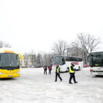Punkt kontroli autokarów na parkingu przy stadionie piłkarskim przy ulicy Ściegiennego w Kielcach / Marzena Mąkosa / Radio Kielce