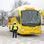 Punkt kontroli autokarów na parkingu przy stadionie piłkarskim przy ulicy Ściegiennego w Kielcach / Marzena Mąkosa / Radio Kielce