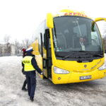 Punkt kontroli autokarów na parkingu przy stadionie piłkarskim przy ulicy Ściegiennego w Kielcach / Marzena Mąkosa / Radio Kielce