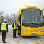 Punkt kontroli autokarów na parkingu przy stadionie piłkarskim przy ulicy Ściegiennego w Kielcach / Marzena Mąkosa / Radio Kielce