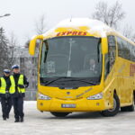 Punkt kontroli autokarów na parkingu przy stadionie piłkarskim przy ulicy Ściegiennego w Kielcach / Marzena Mąkosa / Radio Kielce