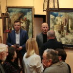 Wernisaż wystawy obrazów Jacka Szynkarczuka. Na zdjęciu:  Arkadiusz Latos i Jacek Szynkarczuk / Marzena Mąkosa / Radio Kielce