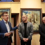 Wernisaż wystawy obrazów Jacka Szynkarczuka. Na zdjęciu:  Arkadiusz Latos i Jacek Szynkarczuk / Marzena Mąkosa / Radio Kielce