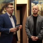 Wernisaż wystawy obrazów Jacka Szynkarczuka. Na zdjęciu:  Arkadiusz Latos i Jacek Szynkarczuk / Marzena Mąkosa / Radio Kielce