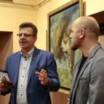 Wernisaż wystawy obrazów Jacka Szynkarczuka. Na zdjęciu:  Arkadiusz Latos i Jacek Szynkarczuk / Marzena Mąkosa / Radio Kielce