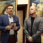 Wernisaż wystawy obrazów Jacka Szynkarczuka. Na zdjęciu:  Arkadiusz Latos i Jacek Szynkarczuk / Marzena Mąkosa / Radio Kielce