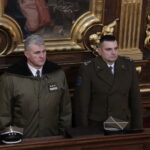 Uroczystości 76. rocznicy przemianowania Związku Walki Zbrojnej na Armię Krajową. Msza święta w Bazylice Katedralnej. Po prawej: ppłk Grzegorz Wtykło / Marzena Mąkosa / Radio Kielce