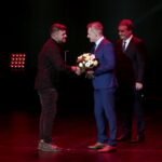 Wręczenie Nagród Kielc. Na zdjęciu Wojciech Lubawski i Dariusz Kozak wręczają nagrodę Piotrowi Kowalczykowi Tau / Marzena Mąkosa / Radio Kielce