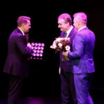 Wręczenie Nagród Kielc. Na zdjęciu: Robert Kotowski odbiera nagrodę od Wojciecha Lubawskiego - prezydenta Miasta Kielce oraz Dariusza Kozaka / Marzena Mąkosa / Radio Kielce