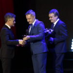 Wręczenie Nagród Kielc. Na zdjęciu: Krzysztof Słoń - senator RP odbiera nagrodę od Dariusza Kozaka i Wojciecha Lubawskiego / Marzena Mąkosa / Radio Kielce
