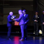 Wręczenie Nagród Kielc. Na zdjęciu: ks. Leszek Skorupa odbiera nagrodę za ks. Grzegorza Ziarnowskiego / Marzena Mąkosa / Radio Kielce