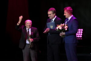 Wręczenie Nagród Kielc. Na zdjęciu: Henryk Dłużewski, Wojciech Lubawski i Dariusz Kozak / Marzena Mąkosa / Radio Kielce
