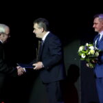 Wręczenie Nagród Kielc. Na zdjęciu przedstawiciel Kieleckiej Fabryki Pomp "Białogon" S.A., Wojciech Lubawski i Dariusz Kozak / Marzena Mąkosa / Radio Kielce