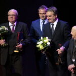 Wręczenie Nagród Kielc.  Na zdjęciu przedstawiciel Kieleckiej Fabryki Pomp "Białogon" S.A., Dariusz Kozak, Wojciech Lubawski i Henryk Dłużewski / Marzena Mąkosa / Radio Kielce