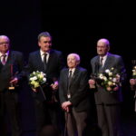 Wręczenie Nagród Kielc. Na zdjęciu przedstawiciel Kieleckiej Fabryki Pomp "Białogon" S.A, Wojciech Lubawski, Henryk Dłużewski, Antoni Bolesław Nowak i Zygmunt Pańszczyk / Marzena Mąkosa / Radio Kielce