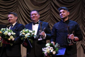 Wręczenie Nagród Kielc. Na zdjęciu: Robert Kotowski, Włodzimierz Pawłowski i Piotr Kowalczyk Tau / Marzena Mąkosa / Radio Kielce