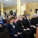 26 Światowy Dzień Chorego w Hospicjum im. św. Matki Teresy z Kalkuty w Kielcach. Na zdjęciu: Agata Wojtyszek - wojewoda świętokrzyski, biskup Andrzej Kaleta i Krzysztof Słoń - senator RP / Marzena Mąkosa / Radio Kielce