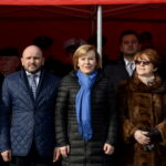 Nowy sprzęt dla świętokrzyskich strażaków. Na zdjęciu: Mariusz Gosek - dyrektor kieleckiego biura poselsko-senatorskiego Zbigniewa Ziobro oraz Jacka Włosowicza, Anna Krupka - posłanka PiS i Maria Zuba - poseł na sejm RP / Marzena Mąkosa / Radio Kielce