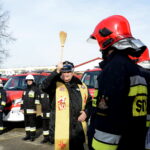 Nowy sprzęt dla świętokrzyskich strażaków. Poświęcenie sprzętu przez księdza Marka Mrugałę / Marzena Mąkosa / Radio Kielce