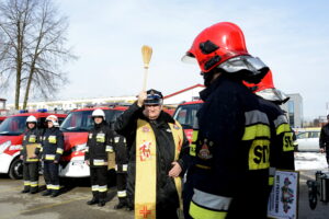 Nowy sprzęt dla świętokrzyskich strażaków. Poświęcenie sprzętu przez księdza Marka Mrugałę / Marzena Mąkosa / Radio Kielce
