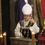 Środa popielcowa w Bazylice Katedralnej. Na zdjęciu biskup Jan Piotrowski / Marzena Mąkosa / Radio Kielce