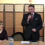 Spotkanie poseł PiS, Anny Krupki z mieszkańcami gminy Miedziana Góra. Na zdjęciu: Anna Krupka - poseł PiS i Wojciech Bugaj  / Marzena Mąkosa / Radio Kielce