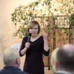 Spotkanie poseł PiS, Anny Krupki z mieszkańcami gminy Miedziana Góra. Na zdjęciu: Anna Krupka - poseł PiS  / Marzena Mąkosa / Radio Kielce