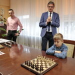 Konferencja dotycząca przekazania zestawów do nauki gry w szachy w ramach projektu Świętokrzyskiego Centrum Doskonalenia Nauczycieli. Na zdjęciu: Jacek Wielgus – nauczyciel ze szkoły podstawowej w Kłucku, uczy dzieci gry w szachy, Adam Jarubas - Marszałek Województwa Świętokrzyskiego i Tymek Wysokiński – uczeń II klasy szkoły podstawowej w Kłucku  / Marzena Mąkosa / Radio Kielce