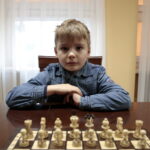 Konferencja dotycząca przekazania zestawów do nauki gry w szachy w ramach projektu Świętokrzyskiego Centrum Doskonalenia Nauczycieli. Na zdjęciu: Tymek Wysokiński – uczeń II klasy szkoły podstawowej w Kłucku  / Marzena Mąkosa / Radio Kielce