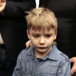 Konferencja dotycząca przekazania zestawów do nauki gry w szachy w ramach projektu Świętokrzyskiego Centrum Doskonalenia Nauczycieli. Na zdjęciu: Tymek Wysokiński – uczeń II klasy szkoły podstawowej w Kłucku  / Marzena Mąkosa / Radio Kielce