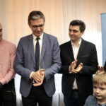 Konferencja dotycząca przekazania zestawów do nauki gry w szachy w ramach projektu Świętokrzyskiego Centrum Doskonalenia Nauczycieli. Na zdjęciu: Jacek Wielgus – nauczyciel ze szkoły podstawowej w Kłucku, uczy dzieci gry w szachy, Adam Jarubas - Marszałek Województwa Świętokrzyskiego, Krzysztof Łysak – wicedyrektor Świętokrzyskiego Centrum Doskonalenia Nauczycieli, Tymek Wysokiński – uczeń II klasy szkoły podstawowej w Kłucku i Tomasz Wysokiński – tata Tymka / Marzena Mąkosa / Radio Kielce