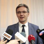 Konferencja dotycząca przekazania zestawów do nauki gry w szachy w ramach projektu Świętokrzyskiego Centrum Doskonalenia Nauczycieli. Na zdjęciu: Adam Jarubas - Marszałek  Województwa Świętokrzyskiego / Marzena Mąkosa / Radio Kielce