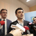 Konferencja dotycząca przekazania zestawów do nauki gry w szachy w ramach projektu Świętokrzyskiego Centrum Doskonalenia Nauczycieli. Na zdjęciu: Adam Jarubas - Marszałek Województwa Świętokrzyskiego, Krzysztof Łysak – wicedyrektor ŚCDN i Tomasz Wysokiński – tata Tymka / Marzena Mąkosa / Radio Kielce