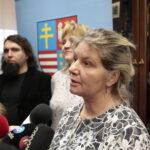 Konferencja dotycząca przekazania zestawów do nauki gry w szachy w ramach projektu Świętokrzyskiego Centrum Doskonalenia Nauczycieli. Na zdjęciu: Elżbieta Kasperek – dyrektor szkoły podstawowej w Niestachowie / Marzena Mąkosa / Radio Kielce