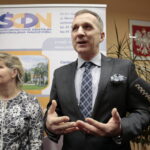 Konferencja dotycząca przekazania zestawów do nauki gry w szachy w ramach projektu Świętokrzyskiego Centrum Doskonalenia Nauczycieli. Na zdjęciu: Elżbieta Kasperek – dyrektor szkoły podstawowej w Niestachowie i Robert Wójcik – dyrektor Szkoły podstawowej w Skarżysku-Kamiennej / Marzena Mąkosa / Radio Kielce