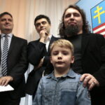 Konferencja dotycząca przekazania zestawów do nauki gry w szachy w ramach projektu Świętokrzyskiego Centrum Doskonalenia Nauczycieli. Na zdjęciu: Jacek Kowalczyk - dyrektor departamentu promocji, edukacji, kultury, sportu i turystyki Urzędu Marszałkowskiego Województwa Świętokrzyskiego, Krzysztof Łysak – wicedyrektor Świętokrzyskiego Centrum Doskonalenia Nauczycieli, Tomasz Wysokiński – tata Tymka oraz Tymek Wysokiński – uczeń II klasy szkoły podstawowej w Kłucku / Marzena Mąkosa / Radio Kielce