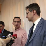 Konferencja dotycząca przekazania zestawów do nauki gry w szachy w ramach projektu Świętokrzyskiego Centrum Doskonalenia Nauczycieli. Na zdjęciu: Jan Maćkowiak - wicemarszałek Województwa Świętokrzyskiego, Jacek Wielgus - nauczyciel ze szkoły podstawowej w Kłucku, uczy dzieci gry w szachy oraz Adam Jarubas - Marszałek Województwa Świętokrzyskiego  / Marzena Mąkosa / Radio Kielce