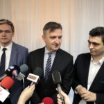 Konferencja dotycząca przekazania zestawów do nauki gry w szachy w ramach projektu Świętokrzyskiego Centrum Doskonalenia Nauczycieli. Na zdjęciu: Adam Jarubas - Marszałek Województwa Świętokrzyskiego, Jacek Kowalczyk - dyrektor departamentu promocji, edukacji, kultury, sportu i turystyki Urzędu Marszałkowskiego Województwa Świętokrzyskiego oraz Krzysztof Łysak – wicedyrektor Świętokrzyskiego Centrum Doskonalenia Nauczycieli / Marzena Mąkosa / Radio Kielce